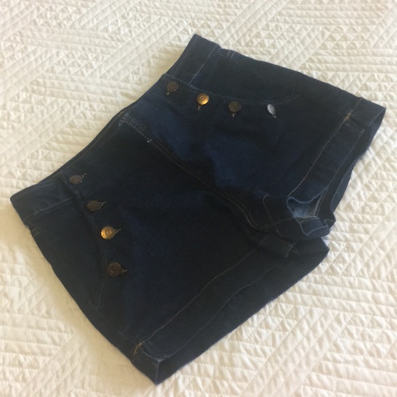 Denim shorts. - Picture 3 of 4